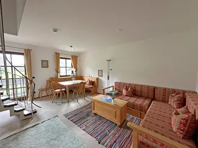 Ein Sitzbereich in der Unterkunft Gschwendtnerhof App17 Blum
