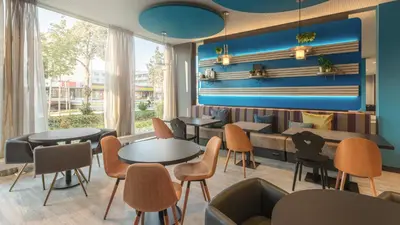 Ein Sitzbereich in der Unterkunft Holiday Inn - the niu, Brass Munich Olympiapark by IHG