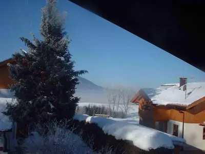 Ein allgemeiner Bergblick oder ein Berglick von des Ferienhauses aus