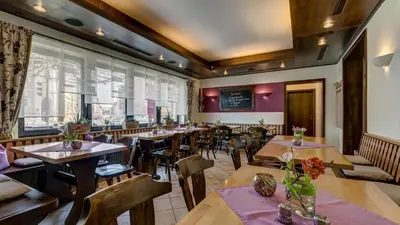 Ein Restaurant oder anderes Speiselokal in der Unterkunft Hotel Restaurant Weihenstephaner Stuben