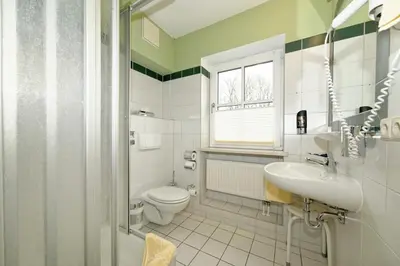 Ein Badezimmer in der Unterkunft Hotel zum Maximilian