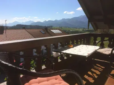 Ein allgemeiner Bergblick oder ein Berglick von des Bauernhofs aus