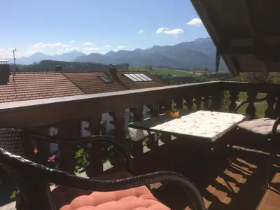 Ein allgemeiner Bergblick oder ein Berglick von des Bauernhofs aus