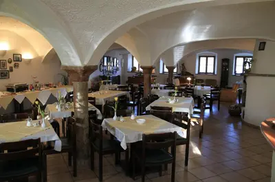 Ein Restaurant oder anderes Speiselokal in der Unterkunft Pension Poschmühle