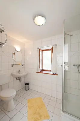 Ein Badezimmer in der Unterkunft Pension Poschmühle