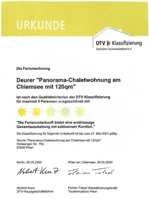 Ein Zertifikat, Auszeichnung, Logo oder anderes Dokument, das in der Unterkunft Chalethaus-Chiemsee - Luxus 268 qm Ferienhaus am Chiemsee - Neubau ausgestellt ist