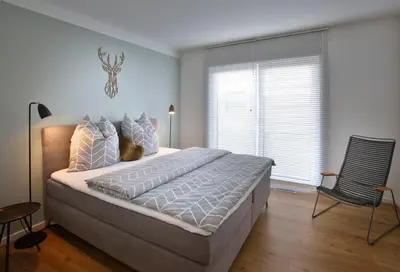 Ein Bett oder Betten in einem Zimmer der Unterkunft Chalethaus-Chiemsee - Luxus 268 qm Ferienhaus am Chiemsee - Neubau