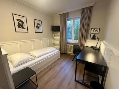 Ein Bett oder Betten in einem Zimmer der Unterkunft Hotel Villa Solln - free parking