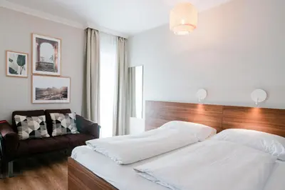 Ein Bett oder Betten in einem Zimmer der Unterkunft Hotel Villa Solln - free parking