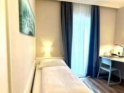 Ein Bett oder Betten in einem Zimmer der Unterkunft Hotel Villa Solln - free parking