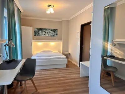Ein Bett oder Betten in einem Zimmer der Unterkunft Hotel Villa Solln - free parking