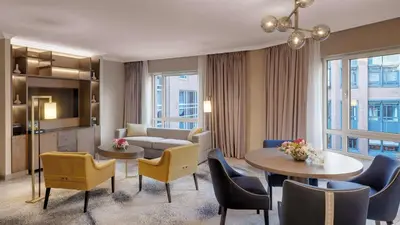 Ein Sitzbereich in der Unterkunft Hilton Munich City