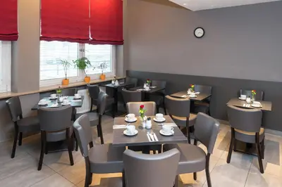 Ein Restaurant oder anderes Speiselokal in der Unterkunft Hotel Munich Inn - Design Hotel