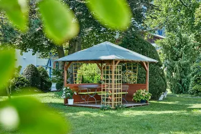 Ein Garten an der Unterkunft Hotel Aschenbrenner