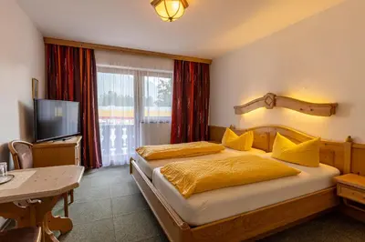 Ein Bett oder Betten in einem Zimmer der Unterkunft Hotel Alpenhof