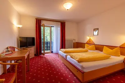 Ein Bett oder Betten in einem Zimmer der Unterkunft Hotel Alpenhof