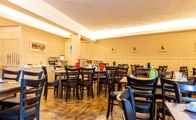 Ein Restaurant oder anderes Speiselokal in der Unterkunft Hotel Alpenhof