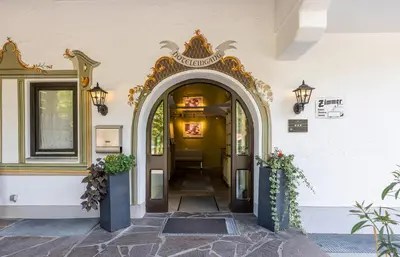 Eine Fassade oder ein Eingang zu Hotel Alpenhof