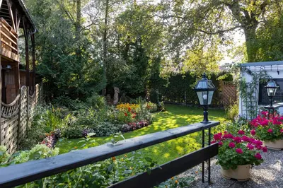 Ein Garten an der Unterkunft Hotel Alpenhof