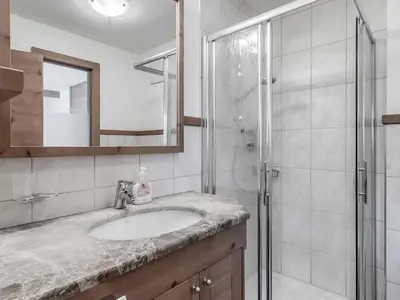 Ein Badezimmer in der Unterkunft Schneiderwirt