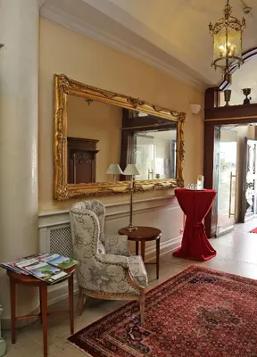 Ein Sitzbereich in der Unterkunft Stadthotel Herzog Ludwig