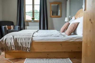 Ein Bett oder Betten in einem Zimmer der Unterkunft Tegernseer Hof