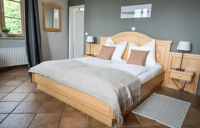 Ein Bett oder Betten in einem Zimmer der Unterkunft Tegernseer Hof