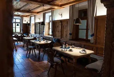 Ein Restaurant oder anderes Speiselokal in der Unterkunft Tegernseer Hof