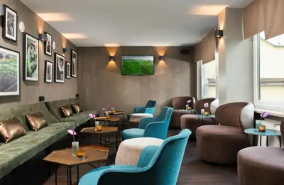 Ein Sitzbereich in der Unterkunft Leonardo Hotel München City Center