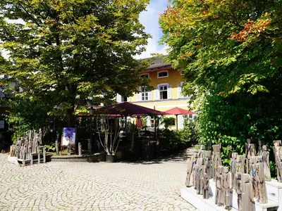 Ein Garten an der Unterkunft Hotel Endorfer Hof