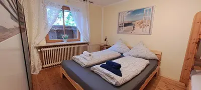Ein Bett oder Betten in einem Zimmer der Unterkunft helle Souterrainwohnung nähe Flughafen, Landshut und München 1 bis 5 Personen