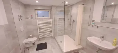 Ein Badezimmer in der Unterkunft helle Souterrainwohnung nähe Flughafen, Landshut und München 1 bis 5 Personen