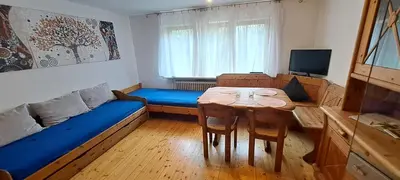 Ein Sitzbereich in der Unterkunft helle Souterrainwohnung nähe Flughafen, Landshut und München 1 bis 5 Personen