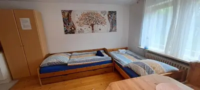 Ein Bett oder Betten in einem Zimmer der Unterkunft helle Souterrainwohnung nähe Flughafen, Landshut und München 1 bis 5 Personen