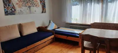 Ein Sitzbereich in der Unterkunft helle Souterrainwohnung nähe Flughafen, Landshut und München 1 bis 5 Personen