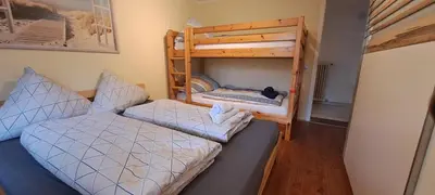 Ein Bett oder Betten in einem Zimmer der Unterkunft helle Souterrainwohnung nähe Flughafen, Landshut und München 1 bis 5 Personen