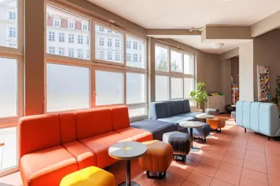 Ein Sitzbereich in der Unterkunft a&o München Hackerbrücke