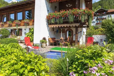 Der Swimmingpool an oder in der Nähe von Landhaus Renata Bayrischzell
