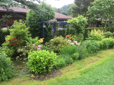 Ein Garten an der Unterkunft Landhaus Renata Bayrischzell