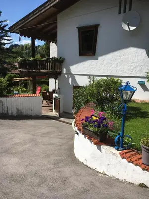 Ein Garten an der Unterkunft Landhaus Renata Bayrischzell