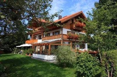 Ein Garten an der Unterkunft Gästehaus Burgmayr