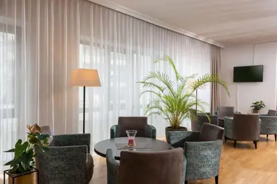 Ein Sitzbereich in der Unterkunft ibis Styles Rosenheim