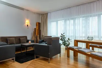 Ein Sitzbereich in der Unterkunft ibis Styles Rosenheim