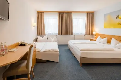 Ein Bett oder Betten in einem Zimmer der Unterkunft Familienhotel nahe der Therme Erding
