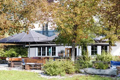 Ein Garten an der Unterkunft Hotel Schmiedhubers