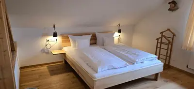 Ein Bett oder Betten in einem Zimmer der Unterkunft Gästehaus Neu am Passionstheater