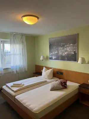 Ein Bett oder Betten in einem Zimmer der Unterkunft Hotelpension zum Gockl