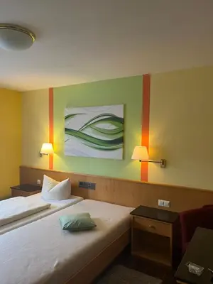Ein Bett oder Betten in einem Zimmer der Unterkunft Hotelpension zum Gockl