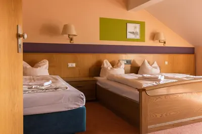 Ein Bett oder Betten in einem Zimmer der Unterkunft Hotelpension zum Gockl
