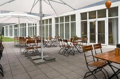 Ein Restaurant oder anderes Speiselokal in der Unterkunft Vienna House Easy by Wyndham Landsberg
